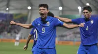 Striker Thailand, Supachai Chaided, merayakan golnya ke gawang Kirgistan pada laga perdana fase grup Piala Asia 2023 di Abdullah Bin Khalifa, Doha, Qatar, Selasa (16/1/2024) malam WIB. (AP Photo/Thanassis Stavrakis)