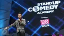 Komika Mas Cemen tampil menghibur penonton dalam acara Grand Final Stand Up Comedy 2015 di Studio Indosiar, Jakarta, (13/11/2015). Mas Cemen, Ephy, dan Musdalifah menjadi Grand Finalis Stand Up Comedy 2015. (Liputan6.com/Immanuel Antonius)