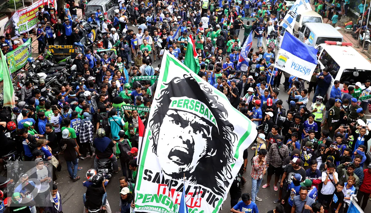 Pendukung Persebaya memenuhi ruas jalan Padjajaran saat merayakan kembalinya klub mereka ke kompetisi PSSI, Bandung, Minggu (8/1). Berdasar putusan Kongres PSSI 2017, Persebaya 1927 kembali ke divisi utama. (Liputan6.com/Helmi Fithriansyah)