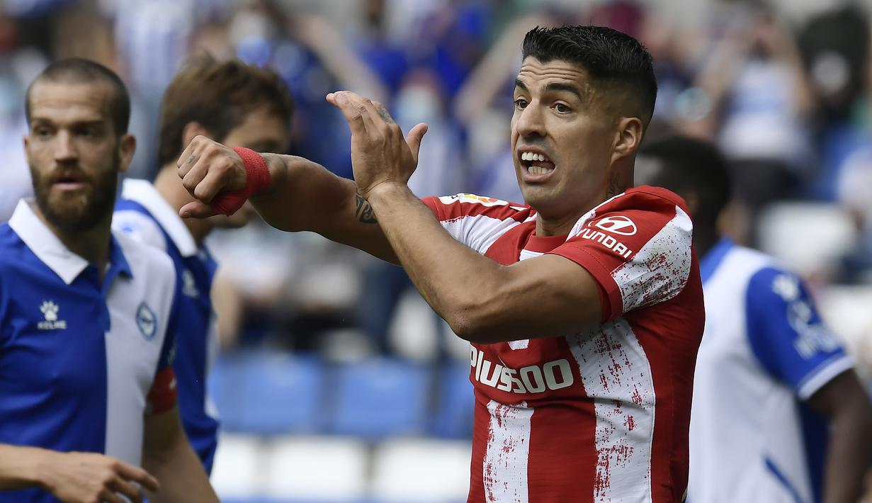 Luis Suarez. Striker Atletico Madrid ini mengikat kontrak dua tahun dengan Rojiblancos sejak 2020/2021 dan akan habis akhir musim 2021/2022 ini. Total telah tampil dalam 47 laga di semua kompetisi dengan mencetak 25 gol dan 3 assist. (AP/Alvaro Barrientos)