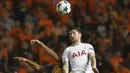 Pemain Tottenham, Ben Davies berduel dengan pemain APOEL Nicosia pada laga grup H Liga Champions di GSP stadium,  Nicosia, Siprus, (26/9/2017). Tottenham menang 3-0. (AP/Petros Karadjias)