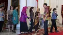 Presiden Joko Widodo berjabat tangan dengan Pansel KPK, Jakarta, Senin (25/5/2015). Jokowi meminta Pansel untuk memilih calon pimpinan KPK yang kredibel dan dipercaya masyarakat. (Liputan6.com/Faizal Fanani)