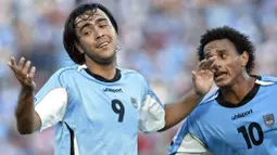 Kisah pahit juga pernah dialami Uruguay saat kualifikasi Piala Dunia 2006. Setelah memenangkan laga kandang 1-0 atas Australia, La Celeste ditahan imbang saat bertandang ke Sydney. Laga yang harus diselesaikan lewat adu penalti akhirnya dimenangkan oleh Australia dengan skor 4-2. (AFP/Miguel Rojo)