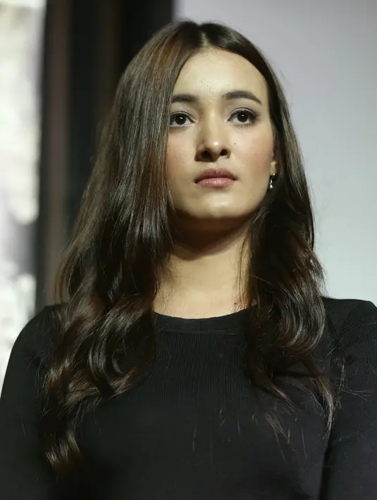 “Aku sendiri dari pertama baca skenarionya udah senang karena menurut aku walaupun horor tapi bukan yang horor macem-macem gitu dan aku kaya ngga ragu lagi buat ngambil film ini,” kata Maria De Jongh di kawasan Sudirman, Jakarta Pusat, Selasa (13/6).