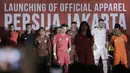 Senyum Bambang Pamungkas saat bergaya menggunakan jersey terbaru pada Launching Official Apparel di Springhill, Kemayoran, Jakarta (2/2/2018). Specs resmi menjadi partner apparel untuk Persija Jakarta. (Bola.com/Nick Hanoatubun)