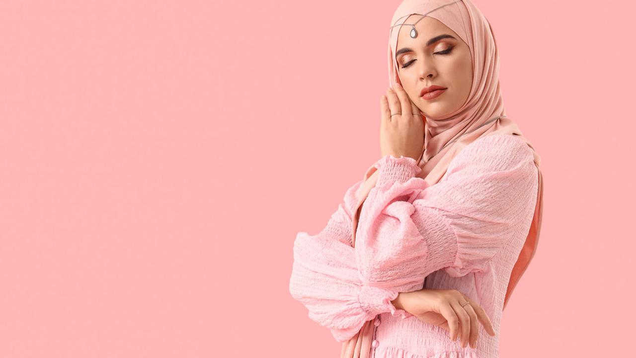 Tampil Maksimal Saat Lebaran, Ini Inspirasi Makeup yang Match dengan Warna Outfit