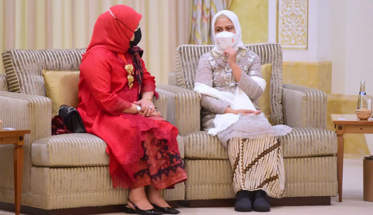 Melanjutkan kunjungan dari Moskow ke Abu Dhabi, Iriana Jokowi tampil nyentrik dengan memadukan kain nusantara dan sneakers. Ia mengenakan kebaya kurung berpayet dengan kain batik parang. Outfit ini dipadukan dengan sneakers hitam gelap yang mencolok. (Sekretariat Presiden)