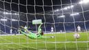 Pemain Lazio, Marco Parolo, mencetak gol ke gawang Zenit Saint Petersburg pada laga Liga Champions di Stadion Olimpico, Roma, Rabu (25/11/2020). Lazio menang dengan skor 3-1. (AP/Andrew Medichini)