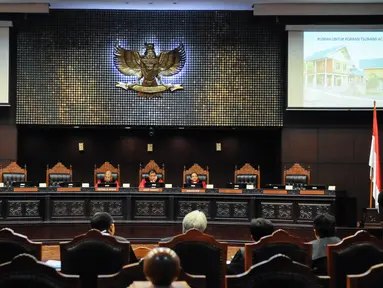 Suasana dalam Persidangan dalam Perkara Pengujian UU No.18 Tahun 2013 tentang Pencegahan dan Pemberantasan Perusakan Hutan (P3H)  di Mahkamah Konstitusi, Jakarta, Rabu (14/9). (Liputan6.com/Faizal Fanani)