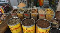 Berbagai macam bahan baku jamu yang dijual oleh pedagang di Pasar Jamu Nguter, Senin (18/3).(Liputan6.com/Fajar Abrori)