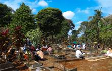 FOTO: Tradisi Ziarah Kubur Usai Shalat  Idul Fitri
