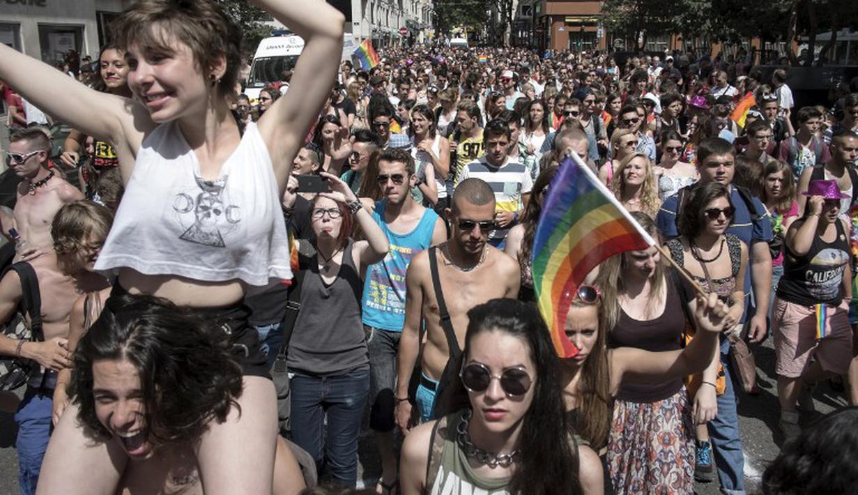 Ribuan orang ini adalah para pecinta sesama jenis dan trangender, Nantes, Perancis, Sabtu (14/06/2014) (AFP Photo/Jean Sebastien)