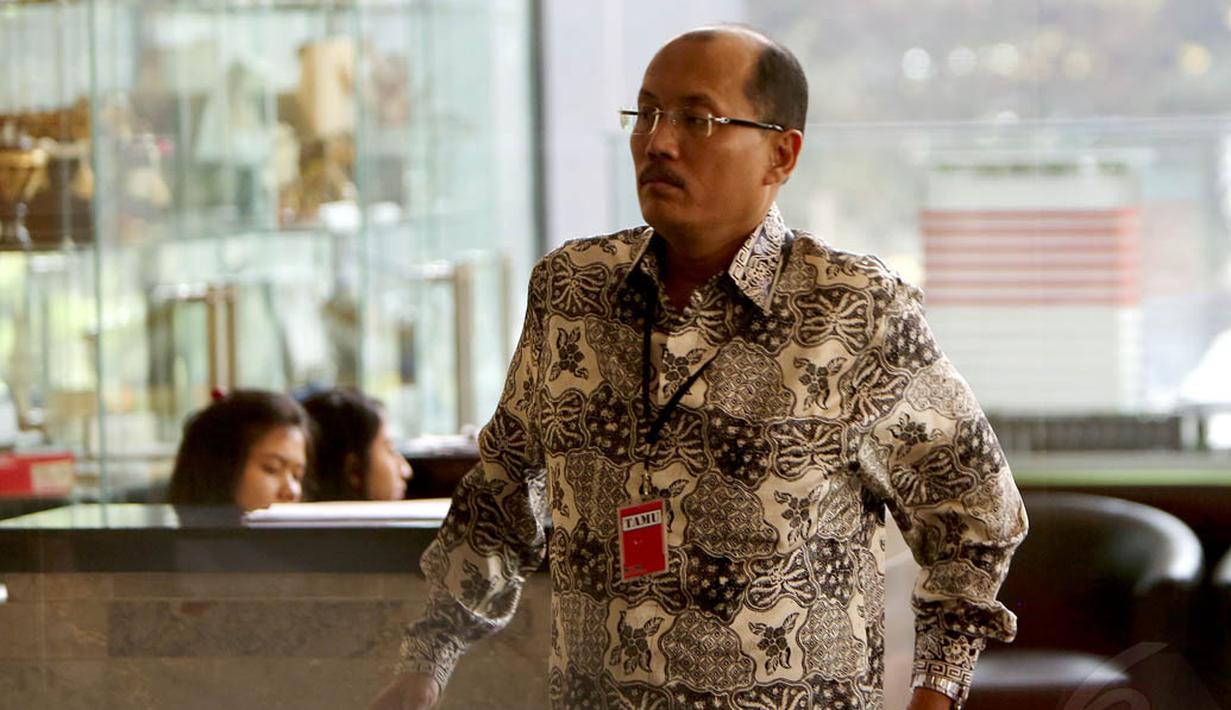 Sekretaris Jenderal Mahkamah Konstitusi (MK), Janedri Mahili Gaffar diperika KPK, Jakarta, (22/10/14). (Liputan6.com/Miftahul Hayat)