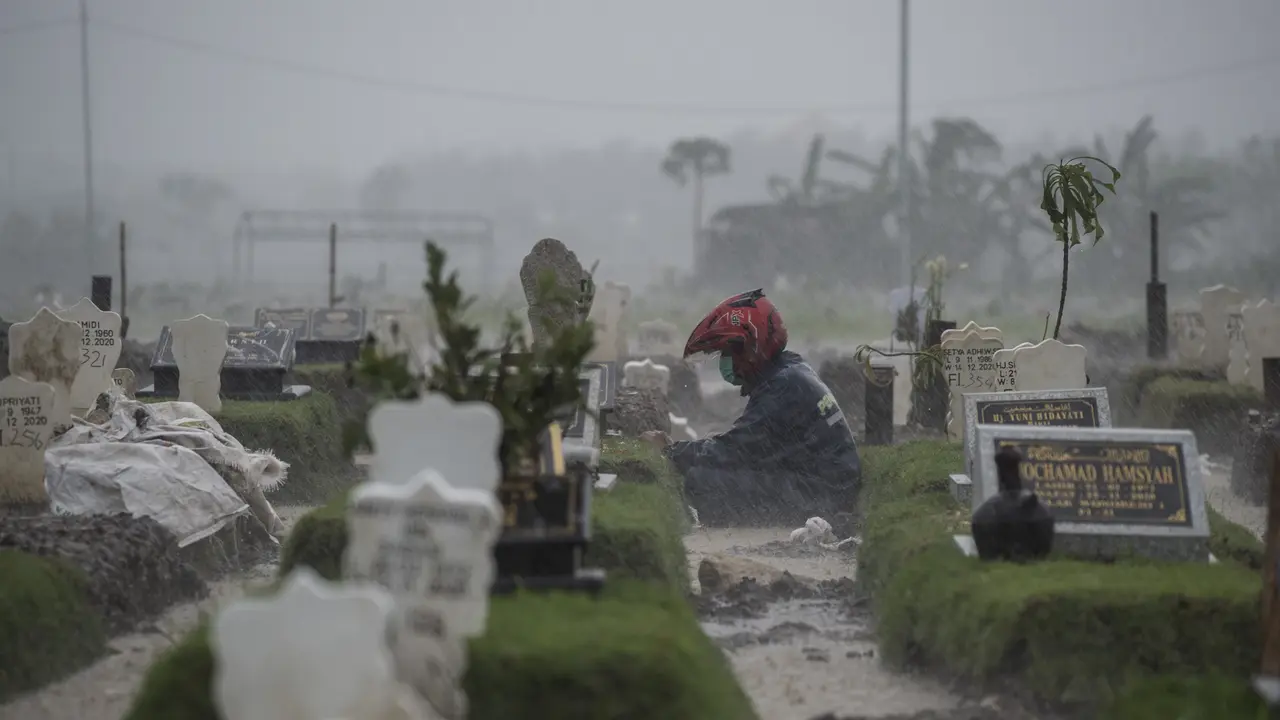 Menengok Makam COVID-19 di TPU Keputih Surabaya