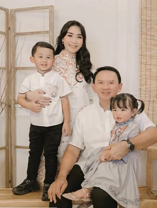 Dengan gaya yang cantik, kerah Shanghai menjadi garis merah dari pakaian yang dikenakan Ahok dan Puput Nastiti Devi.  [Foto: Instagram/ btpnd]