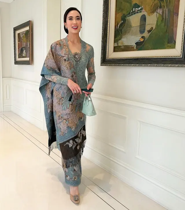 Menpar Widiyanti Putri Wardhana berkebaya. (dok. Instagram @widi.wardhana/https://www.instagram.com/widi.wardhana/p/C6QJK_4PTaJ/)