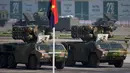 Prajurit Pakistan berada di atas kendaraan bersenjata rudal selama parade Hari Militer Pakistan di Islamabad, (23/3). Parade ini menampilkan tank kelas berat, rudal balistik hingga rudal Ghauri berkemampuan daya ledak nuklir. (AFP Photo / Aamir Qureshi)