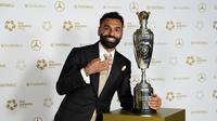Pemain Liverpool, Mohamed Salah kembali menyabet penghargaan Asosiasi Pemain Profesional (PFA) player of the year musim 2024/2025 untuk ketiga kalinya. (AP Photo/PA/Martin Rickett)