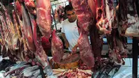 Seorang pedagang memotong daging sapi menjadi bagian yang lebih kecil, Pasar Senen, Jakarta, Rabu (25/6/2014) (Liputan6.com/Faizal Fanani)