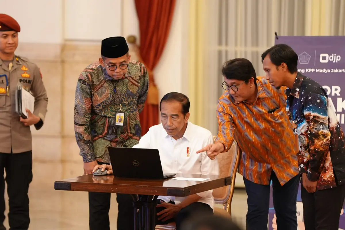 Presiden  Joko Widodo (Jokowi) melaporkan Surat Pemberitahuan Tahunan (SPT) Pajak Tahunan secara elektronik pada hari Jumat 22 Maret 2024 di istana negara. (Dok DJP)