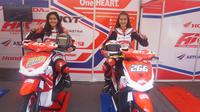 Silviana Octaviani dan Diana Crystal Lukmawati merupakan pebalap wanita binaan Astra Motor Racing Team yang turun di kelas Matic 130cc Standard pada ajang Honda Dream Cup 2017. (Bola.com/Zulfirdaus Harahap)