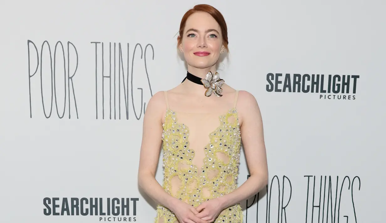 Penampilan Emma Stone saat menghadiri pemutaran perdana "Poor Things" di DGA New York Theatre, New York, Rabu (6/12/2023). (Dia Dipasupil / GETTY IMAGES NORTH AMERICA / Getty Images via AFP)