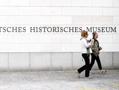 Dua wanita berjalan memasuki Museum Sejarah Jerman pada Hari Museum Internasional di Berlin, ibu kota Jerman, (18/5/2020). Menurut kesepakatan pemerintah federal dan negara-negara bagian di Jerman pada 30 April, museum dan galeri di negara tersebut dapat diakses kembali. (Xinhua/Binh Truong)