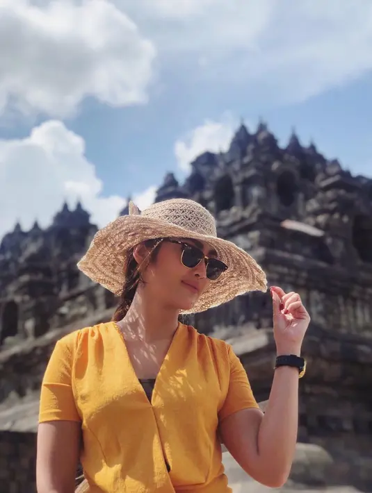 Memiliki badan yang langsing dan ideal, perempuan 26 tahun ini selalu rutin olahraga untuk menjaga penampilannya. Ia juga selalu menerapkan pola hidup sehat. (Liputan6.com/IG/@intansaumadina)