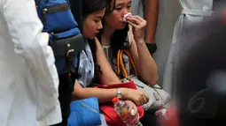 Tim DVI Polda Jawa Timur melakukan penyerahan jenazah korban pesawat AirAsia QZ8501 di RS Bhayangkara, Surabaya, Jumat (2/1/2015). Suasana haru mengiringi penyerahan tiga jenazah korban pesawat AirAsia QZ8501. (Liputan6.com/Johan Tallo)
