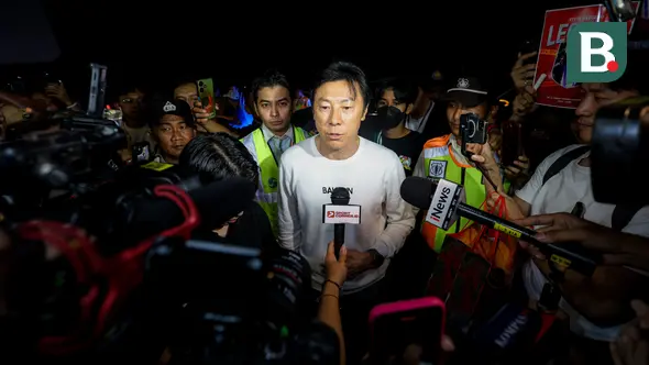 <p>Mantan pelatih Timnas Indonesia, Shin Tae-yong memberikan keterangan di depan media saat kembali ke negaranya melalui terminal 3 Bandara Soekarno-Hatta, Tangerang, Banten, Minggu (26/01/2025). (Bola.com/Bagaskara Lazuardi)</p>