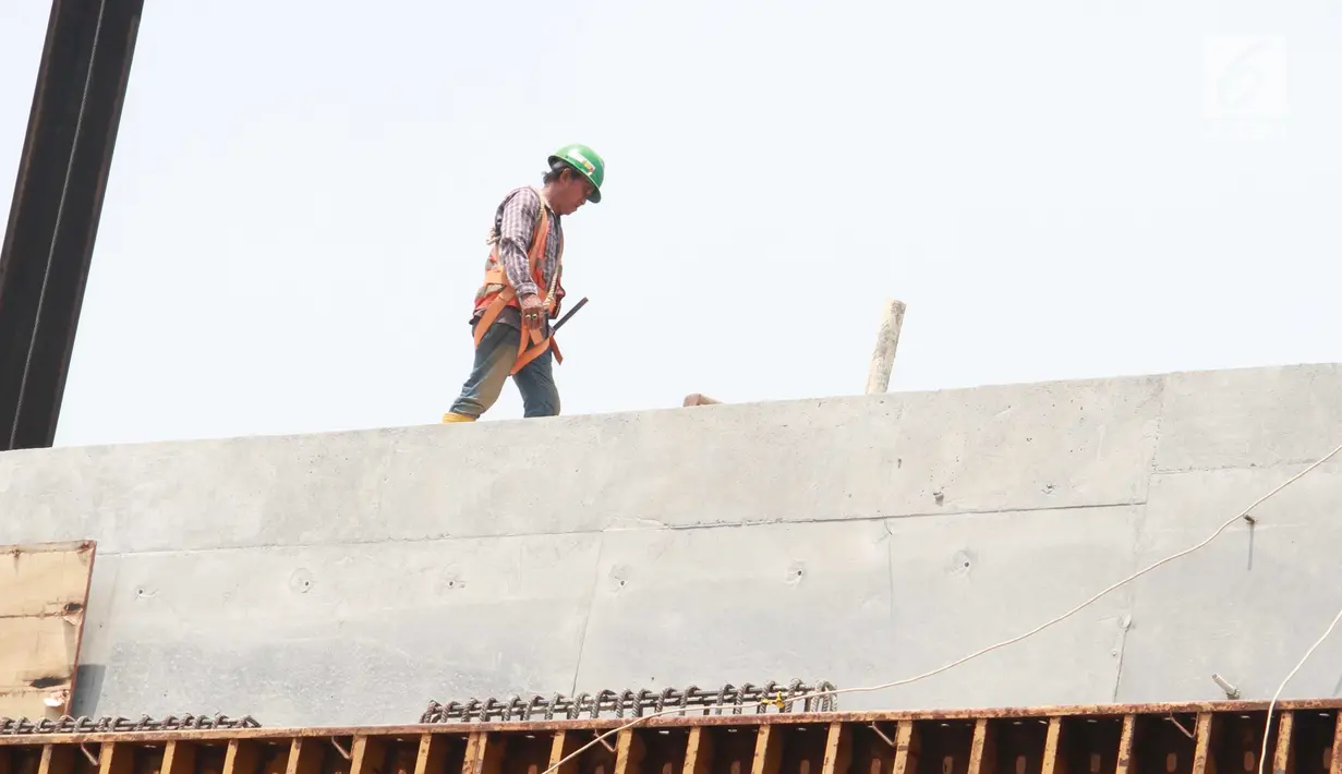 Pekerja tengah mengerjakan proyek pembangunan infrastruktur di Jakarta, Senin (18/9). Angka yang disebutkan diatas naik dibandingkan Rp 84.076 per hari pada Juli 2017. (Liputan6.com/Angga Yuniar)