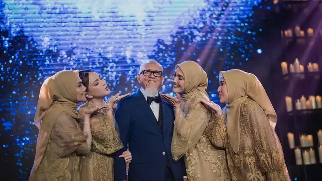 Momen Shandy Aulia dan ketiga kakaknya merayakan ulang tahun ayah mereka (Instagram/@shandyaulia)