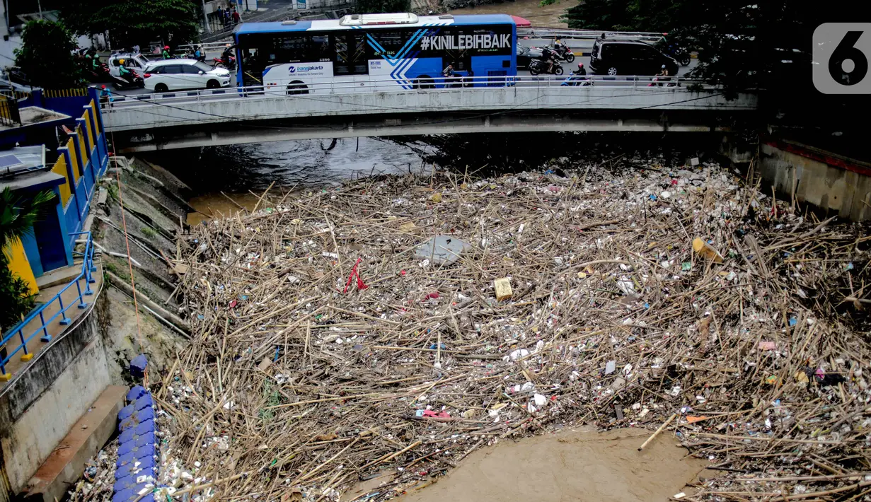 Tumpukan sampah kayu dan bambu yang tersangkut di Pintu Air Manggarai, Jakarta, Rabu (9/10/2019). Sampah tersebut merupakan kiriman dari Bogor usai diguyur hujan deras tadi malam. (Liputan6.com/Faizal Fanani)