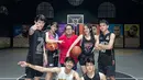 Seru main basket bersama sahabat yang juga banyak ia temui di lokasi syuting, momen olahraga bareng ini memiliki banyak keseruan. Banyak dari kesempatan main bareng ini ia bagikan dalam media sosial Instagramnya. (Liputan6.com/IG/@davinaakaramoy)