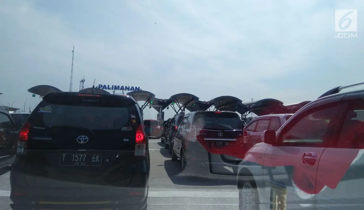 Antrean panjang sejumlah mobil saat akan melintasi gerbang Tol Palimanan saat mudik natal, Jawa Barat, Sabtu (23/12). Kendaraan yang mengarah ke Jawa Tengah ini hanya bisa berjalan 10 Km per jam. (Liputan6.com/Abdi)