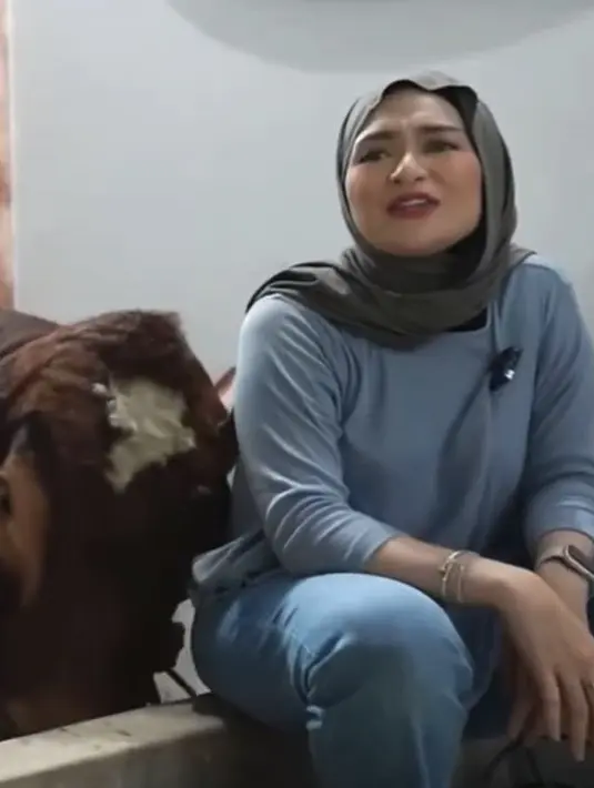 <p>"Terimakasih jhon sudah nurut sampe proses pemotongan, semoga daging yg diberikan untuk orang-orang desa ciwaluh bermanfaat dan berkah untuk kita semua.." tulis nathalieholscher. [Instagram/nathalieholscher]</p>