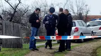 Petugas polisi Serbia menjaga pintu masuk ke halaman di desa Velika Ivanca pada Selasa, 9 April 2013. (AFP/Andrej Isakovic)