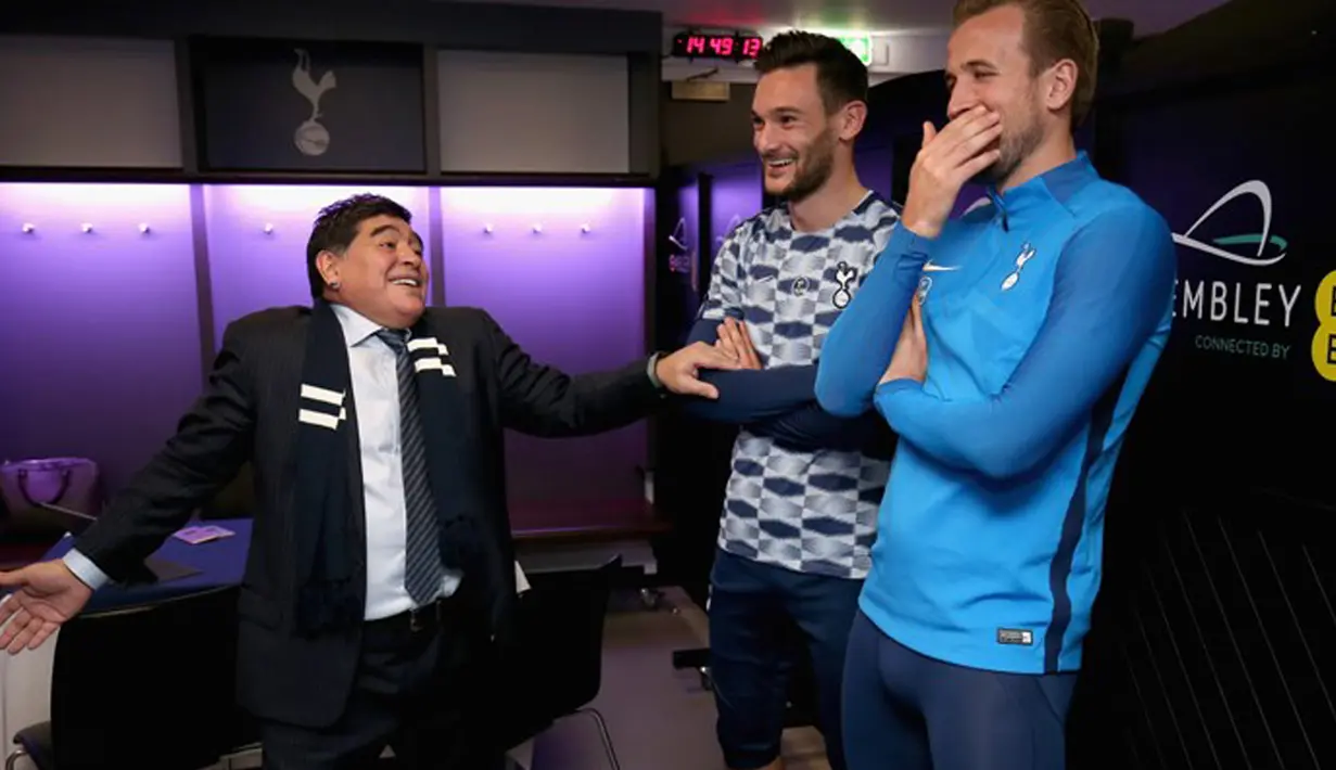 Diego Maradona (kiri) tertawan dan memberikan saran kepada Harry kane dan Hugo Lloris sebelum laga melawan Liverpool di Wembley Stadium, London, (22/10/2017). (Bola.com/Tottenhamhotspur.com)