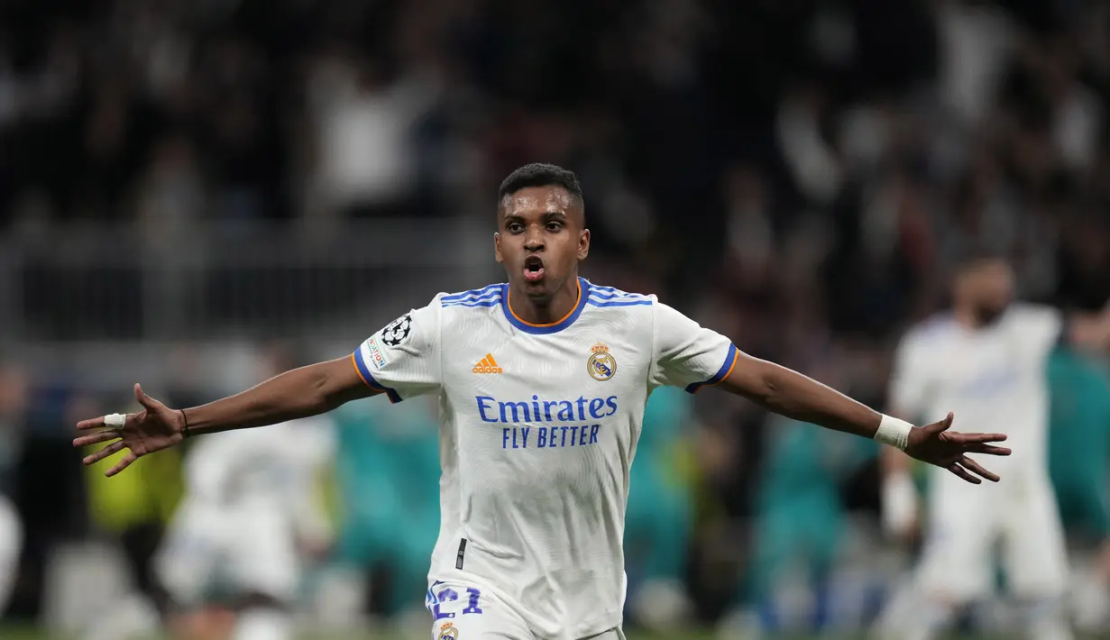 <p>Penyerang Real Madrid, Rodrygo berselebrasi usai mencetak gol ke gawang Manchester City pada pertandingan leg kedua semifinal Liga Champions di stadion Santiago Bernabeu, Spanyol, Kamis (5/5/2022). Rodrygo mencetak dua gol di pertandingan ini. (AP Foto/Manu Fernandez)</p>