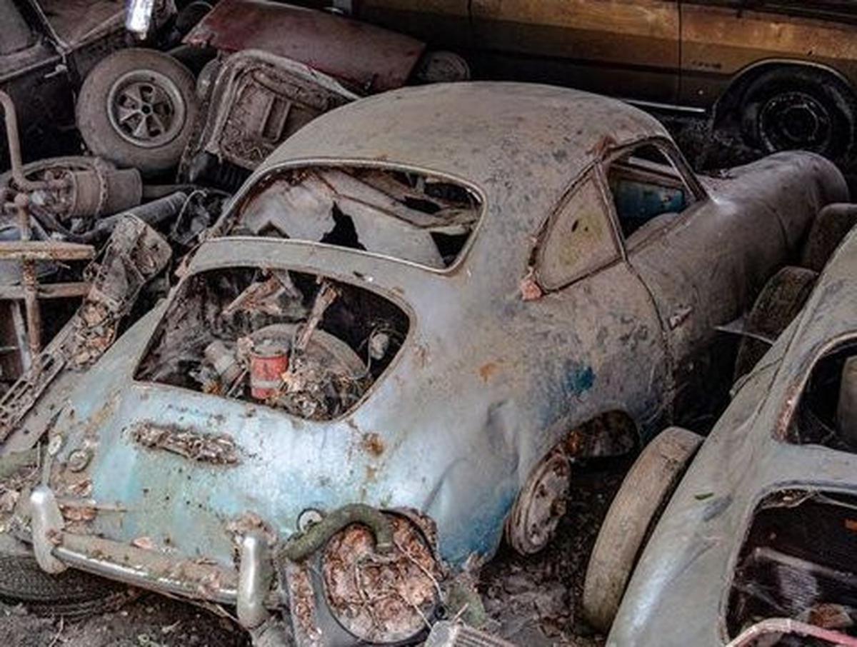 Sayang Banget! Deretan Mobil Mewah Ini Ditinggal Sampai Jadi Rongsokan