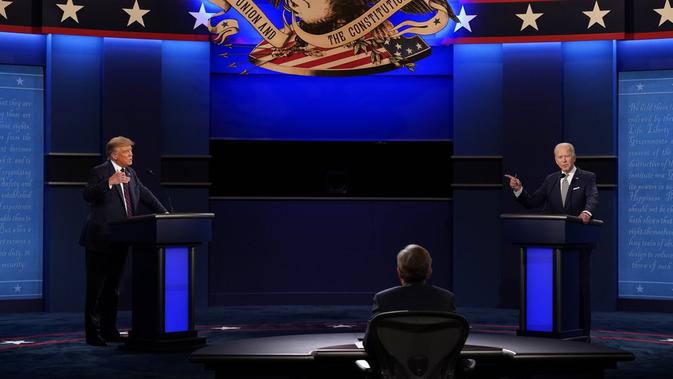 Donald Trump (kiri) dan  Joe Biden (kanan) dengan moderator Chris Wallace (tengah) dari Fox News selama debat calon presiden pertama pada Selasa (29/9/2020), di Case Western University dan Cleveland Clinic, Cleveland, Ohio. (Foto AP / Patrick Semansky)
