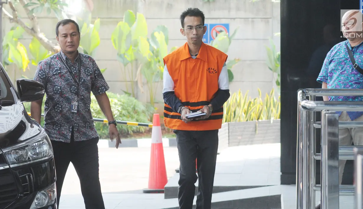 Mantan Kepala Seksi Intelejen dan Penindakan Kantor Imigrasi Kelas I Mataram Yusriansyah Fazrin tiba di Gedung KPK, Jakarta, Rabu (3/7/2019). Fazrin diperiksa sebagai tersangka dugaan suap penanganan perkara penyalahgunaan izin tinggal WNA di lingkungan Kantor Imigrasi NTB. (merdeka.com/Dwi Narwoko)
