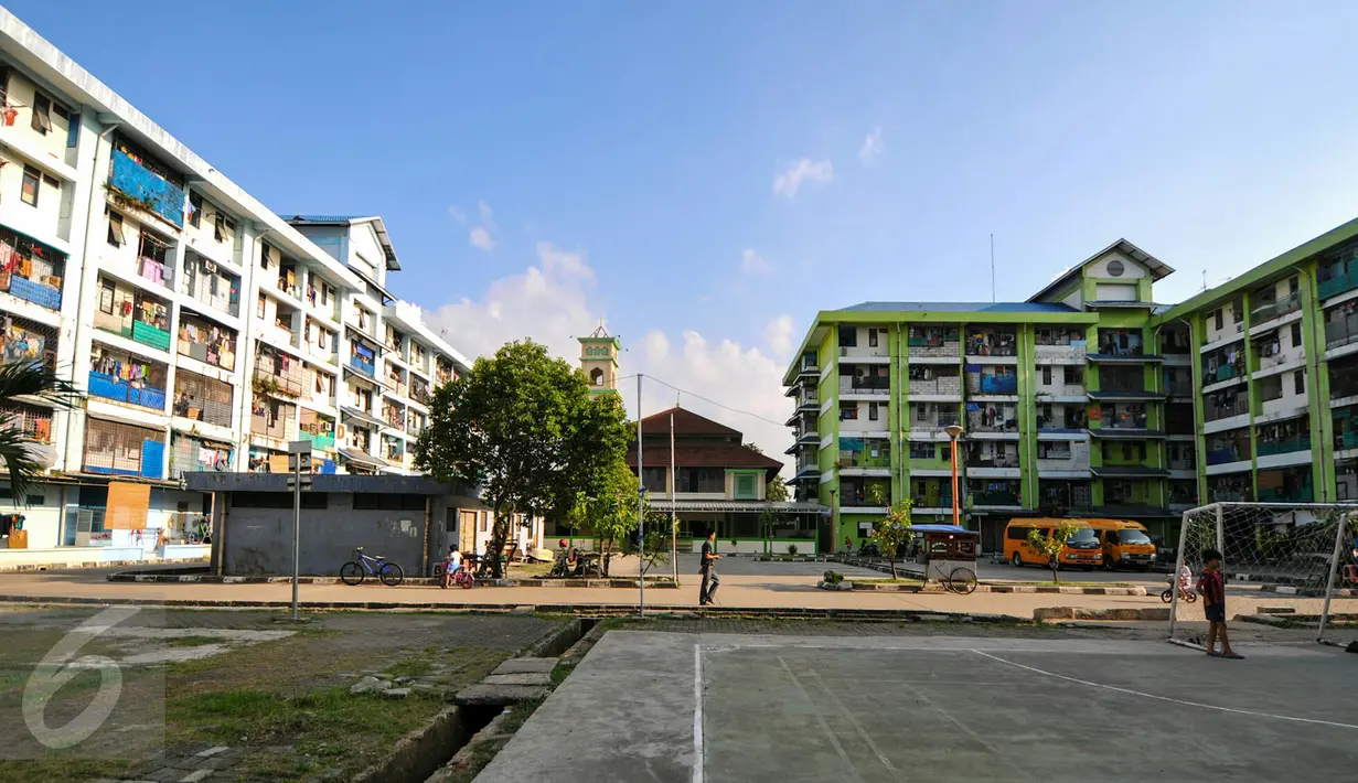 Suasana Rusun Muara Kapuk saat sore hari, Jakarta, (22/4/2016). Rusun Muara Kapuk sediakan fasilitas  lapangan sebagai sarana bermain untuk anak-anak. (Liputan6.com/Yoppy Renato)