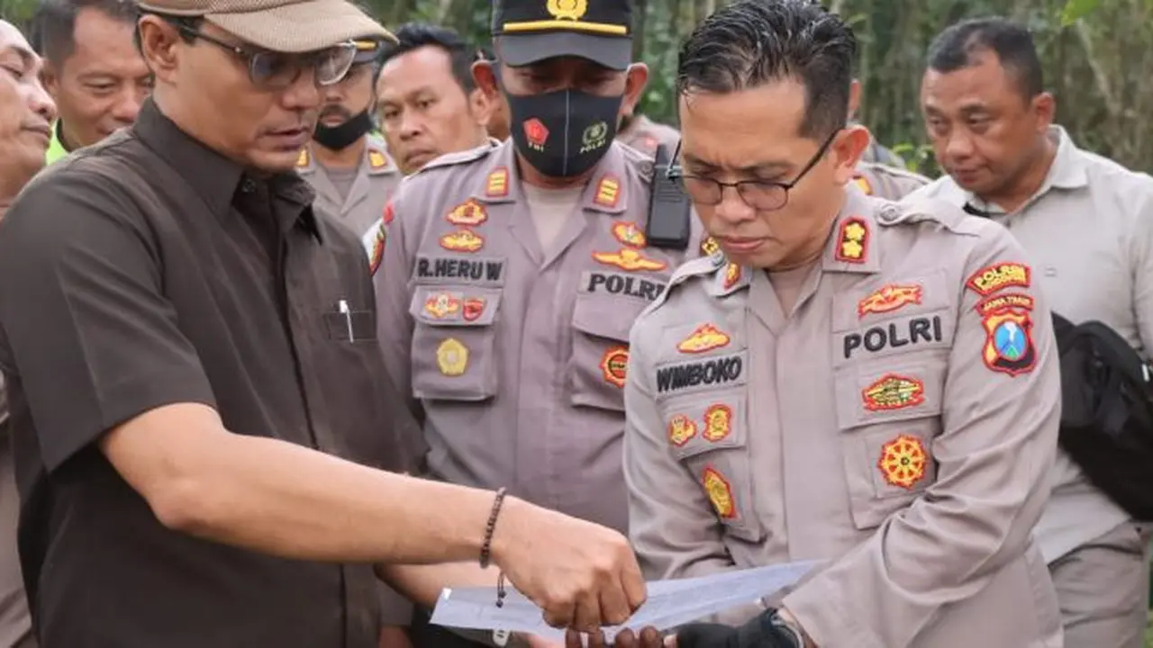 Kapolres Bondowoso AKBP Wimboko (Kiri) melakukan mitigasi bencana Gunung Raung (Istimewa)