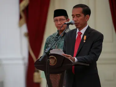 Presiden Joko Widodo didampingi Menag Lukman Hakim Saifuddin memberikan Keterangan Pers terkait penurunan Biaya Penyelenggaraan Ibadah Haji (BPIH) Tahun 2015 di Istana Merdeka. Jakarta, Rabu (27/5/2015). (Liputan6.com/Faizal Fanani)