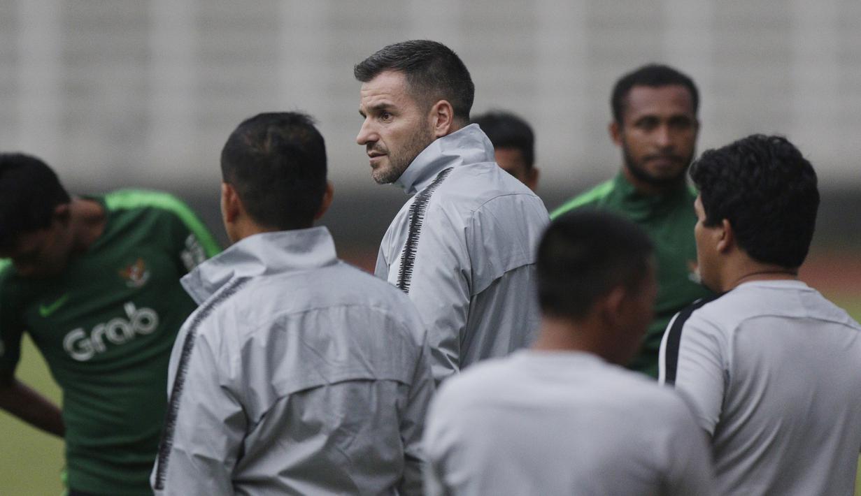 Pelatih Timnas Indonesia, Simon McMenemy, memberikan instruksi saat latihan di Stadion Madya, Jakarta, Senin (21/3). Latihan ini persiapan jelang laga persahabatan melawan Myanmar. (Bola.com/M. Iqbal Ichsan)