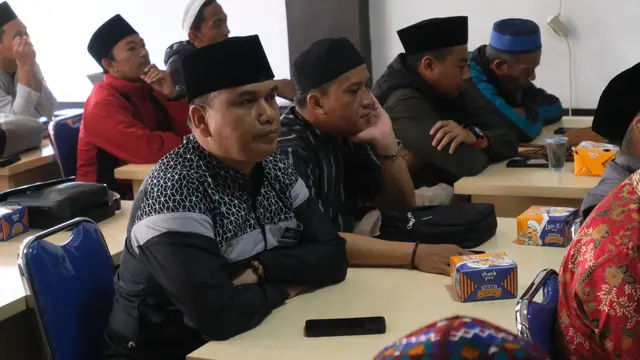 Peserta pemotongan hewan qurban perwakilan masjid besar di 14 kecamatan, ormas di Garut tengah mendapatkan materi penyembelihan dari DPD Juleha, MUI Garut, serta Rumah Potong Hewan (RPH) Garut. (Liputan6.com/Jayadi Supriadin)