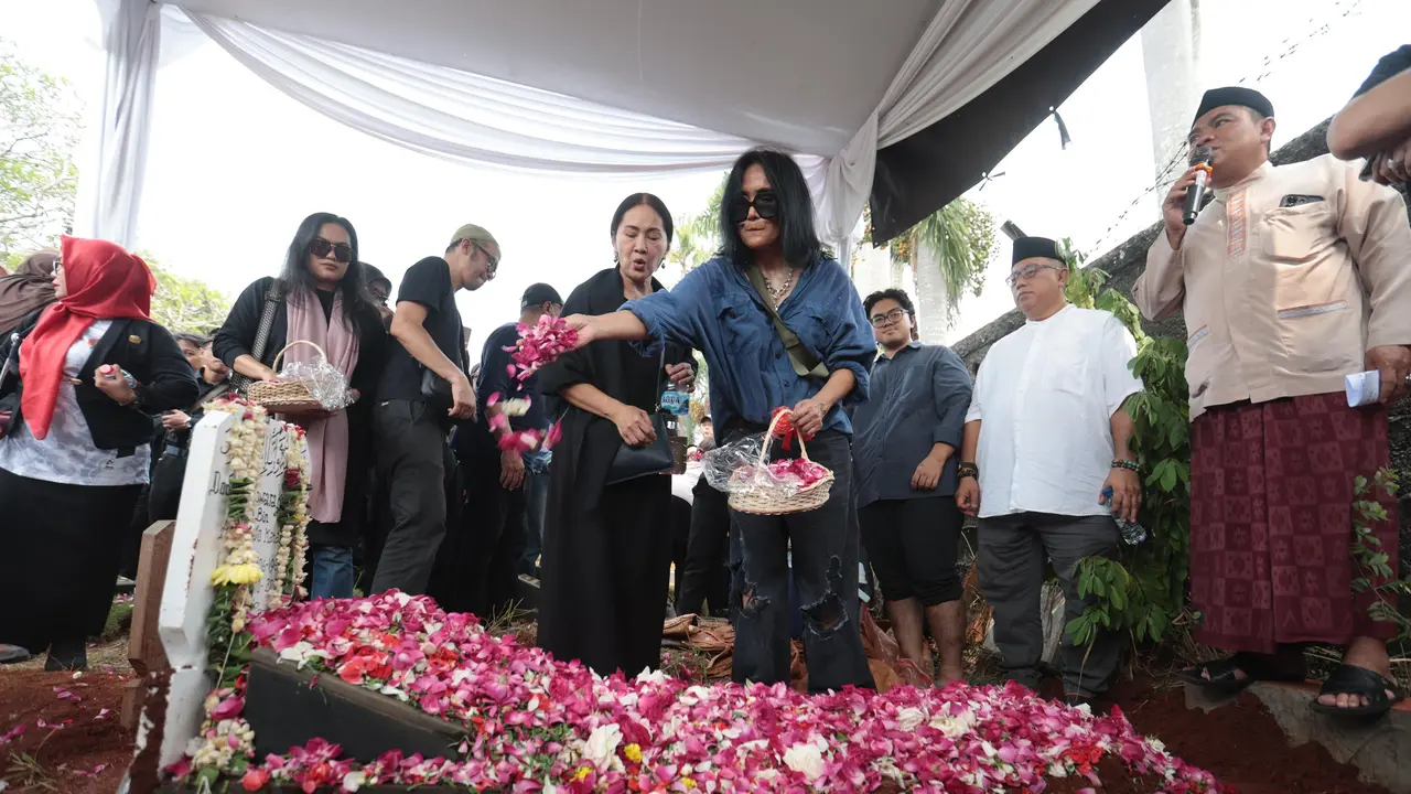 Atiek CB di pemakaman Doddy Katamso © KapanLagi.com/Budy Santoso