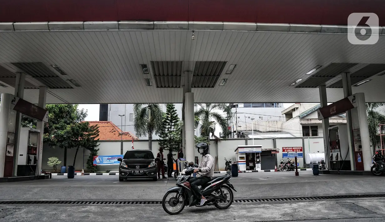 Pengendara sepeda motor meninggalkan SPBU saat mengetahui stok pertalite habis di salah satu SPBU kawasan Galur, Johar Baru, Jakarta Pusat, Kamis (11/8/2022). Kekosongan pertalite diduga disebabkan oleh migrasi pengguna pertamax dan BBM nonsubsidi lainnya akibat disparitas harga yang cukup tinggi. (merdeka.com/Iqbal S. Nugroho)