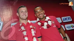 Jack Willshere dan Theo Walcott memberikan keterangan kepada media di Bandara Halim Perdanakusuma (Liputan6.com/Helmi Fithriansyah)